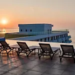 Sandy Breeze In Infinity Pool & * Năvodari