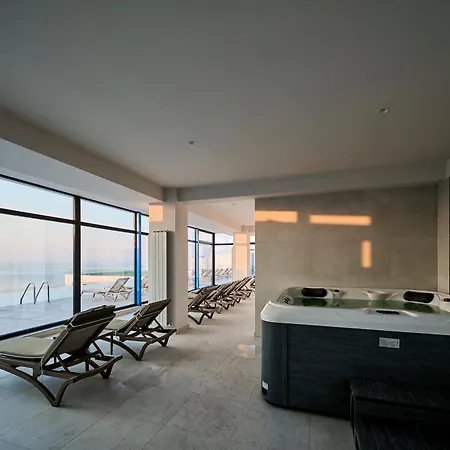 Sandy Breeze In Infinity Pool & *